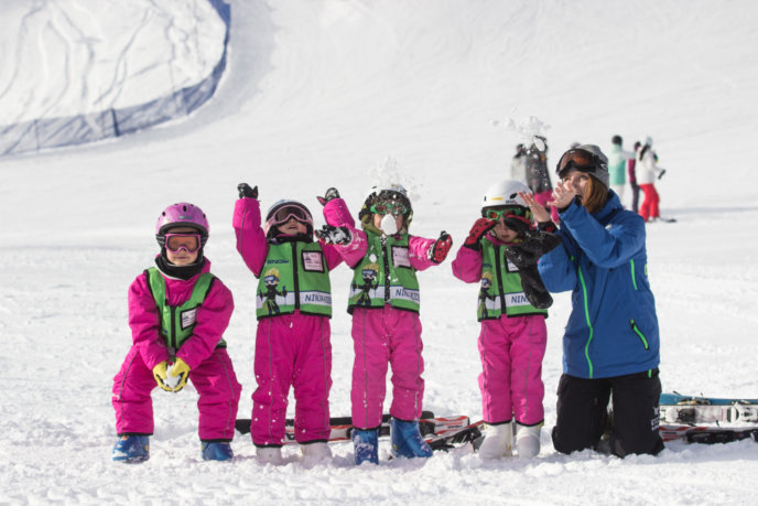 kids-ski-free-niseko
