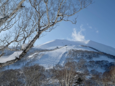 Grand Hirafu Bluebird day on the slopes