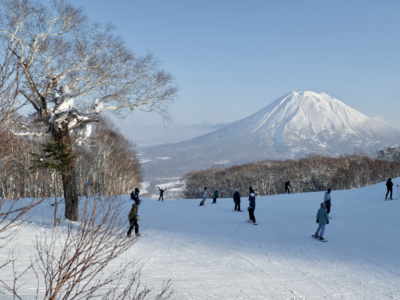 Grand Hirafu Bluebird day up the mountain
