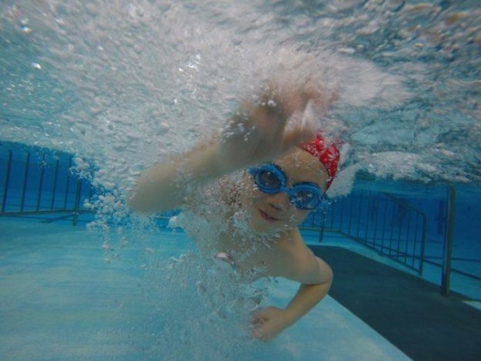 Hotel Niseko Alpen Pool Swimming Child Underwater Goggles